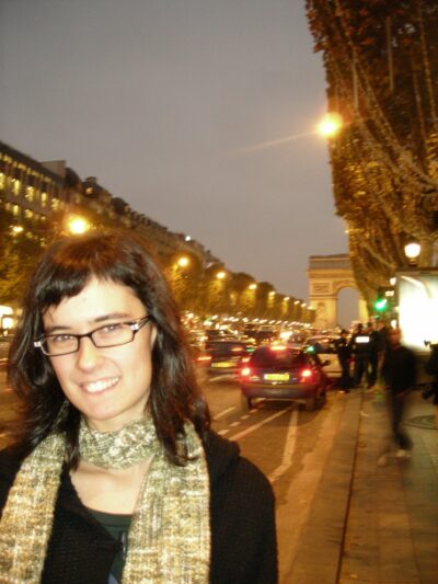 Avenue des Champs-Élysées de noche, escaparates y Sephora