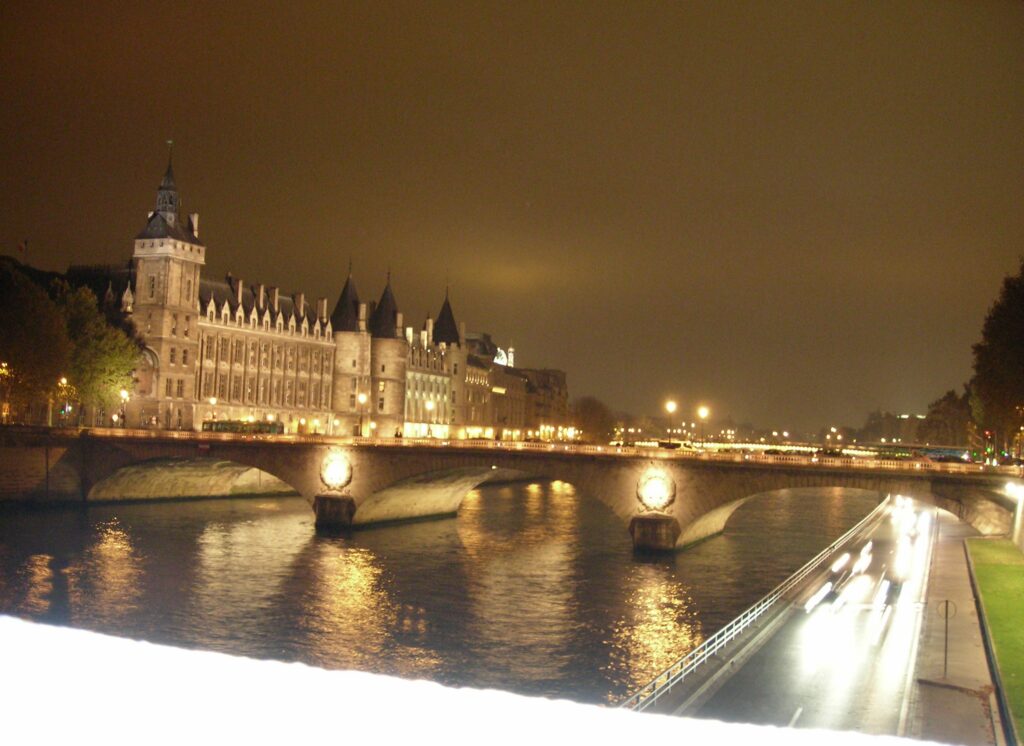 Paseo nocturno por el Sena, puentes y monumentos iluminados