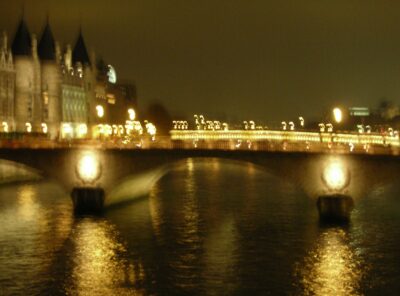 Paseo nocturno por el Sena, puentes y monumentos iluminados
