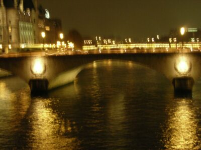 Paseo nocturno por el Sena, puentes y monumentos iluminados