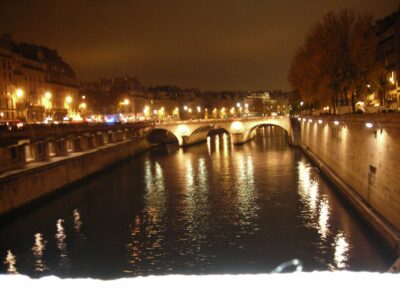 Paseo nocturno por el Sena, puentes y monumentos iluminados