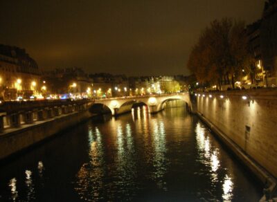 Paseo nocturno por el Sena, puentes y monumentos iluminados