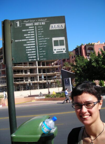 Entrada a la medina de Marrakech con maletas