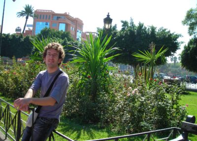 Entrada a la medina de Marrakech con maletas