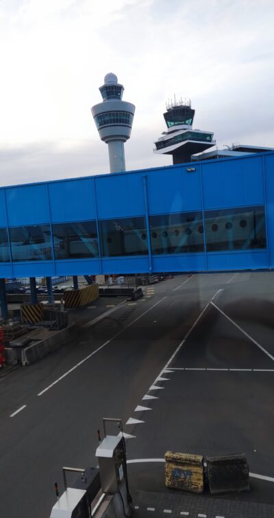 Aeropuerto de Schiphol — torres de control desde la ventana del finger