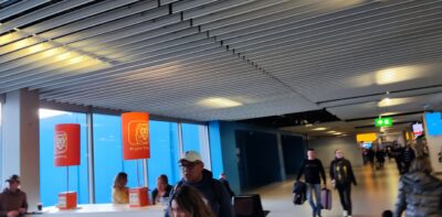 Schiphol — interior terminal con paneles naranjas