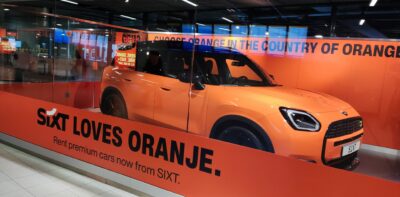 Schiphol — anuncio Sixt 'Loves Oranje' con Mini naranja