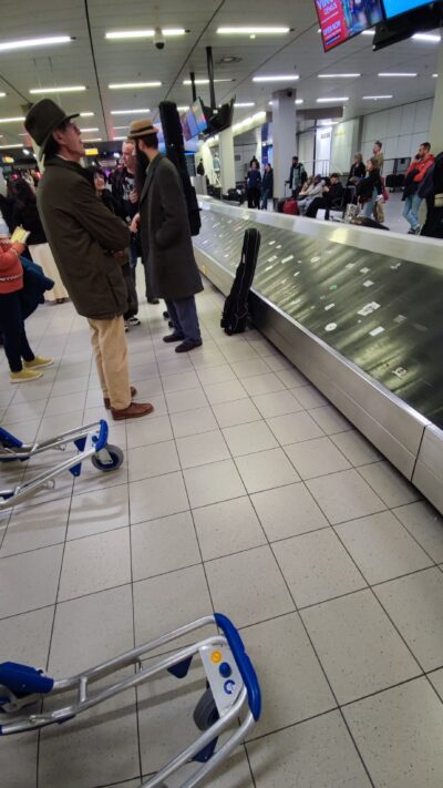 Schiphol — sala recogida de equipajes (carros azules)