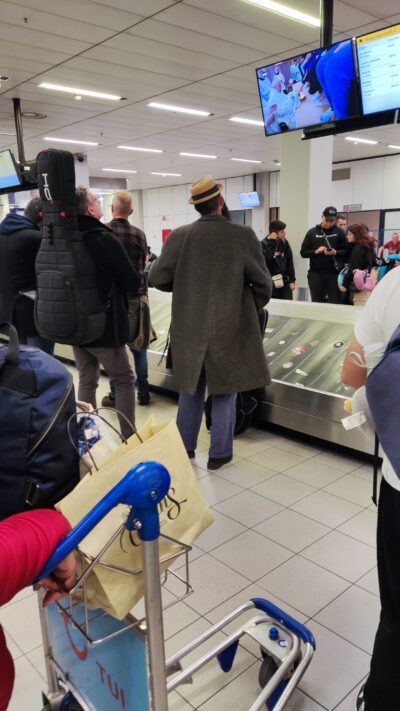 Schiphol — carro azul TUI/Schiphol en sala de llegadas