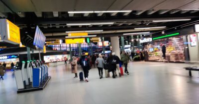 Schiphol Plaza — hall central abovedado, tienda Pandora