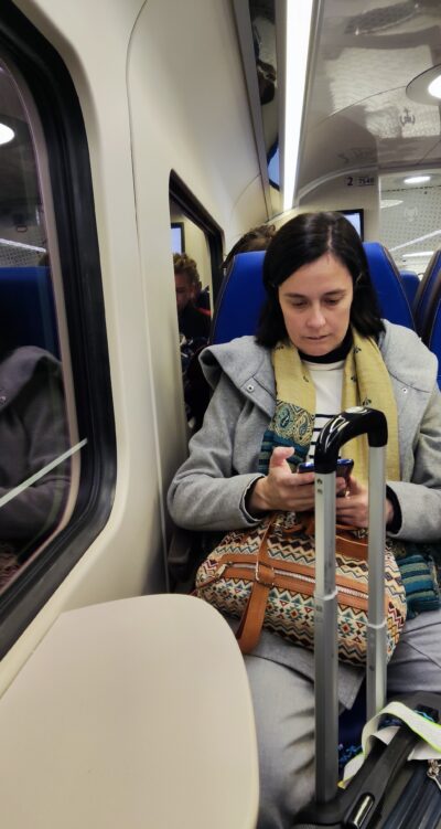 Tren NS Schiphol → Gouda — interior azul/blanco