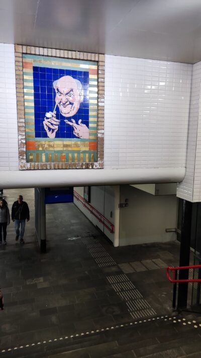 Mural de azulejos en el paso bajo la estación de Gouda