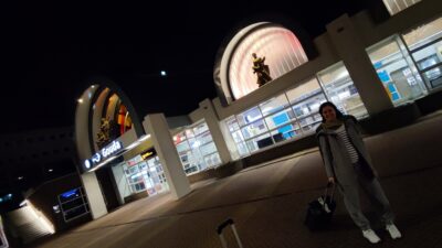 Stationsplein Gouda — edificio iluminado y estatuilla dorada