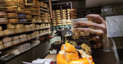 Tienda de quesos en el centro de Gouda — ruedas apiladas