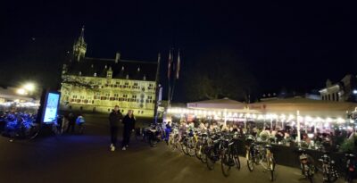 Markt de Gouda — Stadhuis iluminado al fondo, terraza nocturna