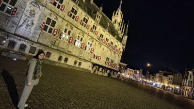 Stadhuis de Gouda — fachada gótica con contraventanas rojas y blancas