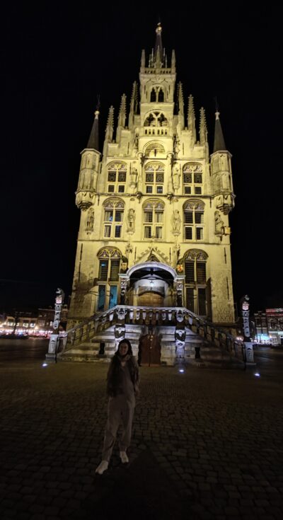 Stadhuis de Gouda — vista frontal con escalinata