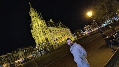 Markt de Gouda — Stadhuis iluminado y farola nocturna