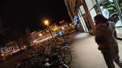 Markt de Gouda — bicis aparcadas, ambiente nocturno