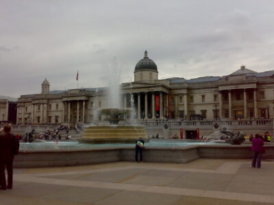 Trafalgar Square — National Gallery y fuente