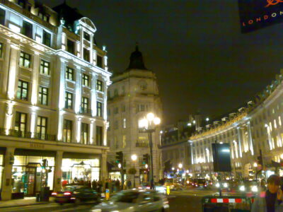 Regent Street (esquina Conduit Street, fachada de Mango)