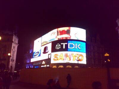 Piccadilly Circus — pantallas TDK, Sanyo e Intel
