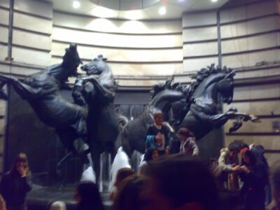 The Horses of Helios — escultura de Rudy Weller en Haymarket / Piccadilly Circus