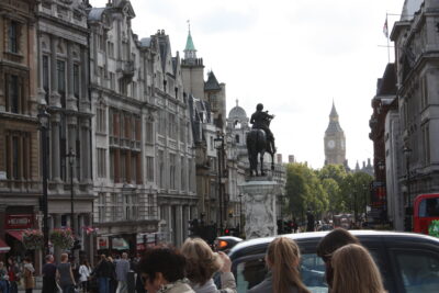 Whitehall — estatua ecuestre Carlos I con Big Ben al fondo