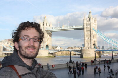 Pedro frente a Tower Bridge