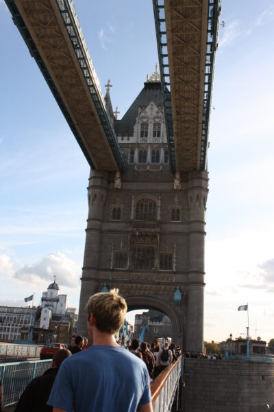 Cruzando Tower Bridge a pie