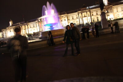 Pedro y Nagore en Trafalgar nocturno