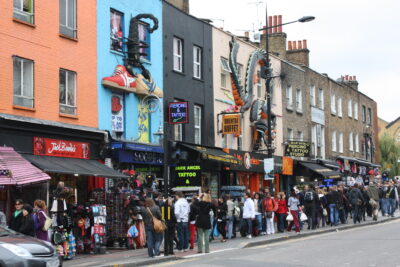 Camden High Street — Doc Martens gigante, Oriental Buffet