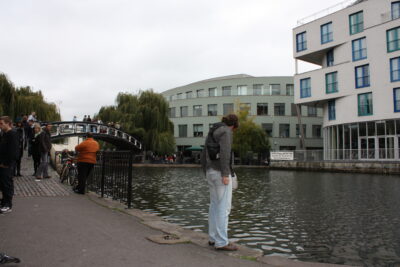 Regent's Canal junto a Camden Lock — pasarela peatonal