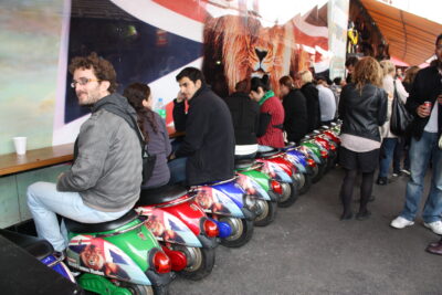 Camden Market — barra de Vespas Union Jack