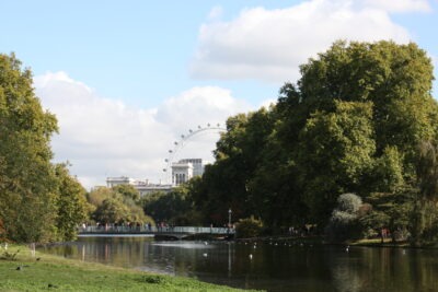 St James's Park — puente con London Eye al fondo