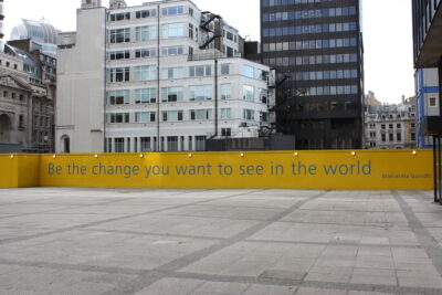 City of London — cita de Gandhi 'Be the change'