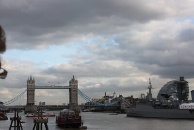 Tower Bridge y HMS Belfast desde la orilla