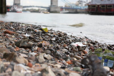 Orilla del Támesis (Tower Beach) bajo Tower Bridge