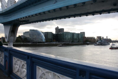 Sobre el Tower Bridge — vista al City Hall