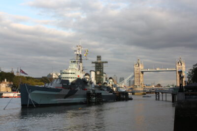 HMS Belfast con Tower Bridge al fondo
