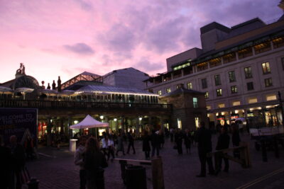 Covent Garden Piazza de noche con Yahoo Studio