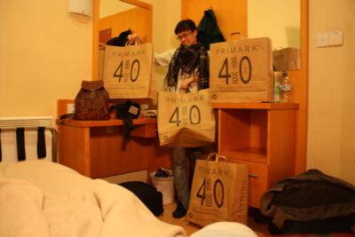 Berkeley Court Hotel — habitación con bolsas Primark