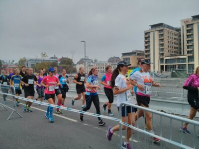 Maratón de Oslo — corredores en puente