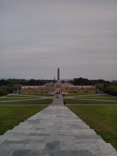 Vigelandsparken — eje hacia el Monolito