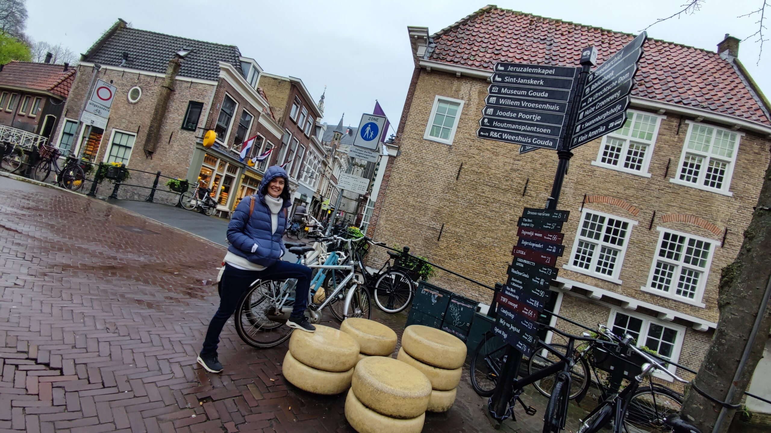 Cartel turístico del centro de Gouda con quesos decorativos