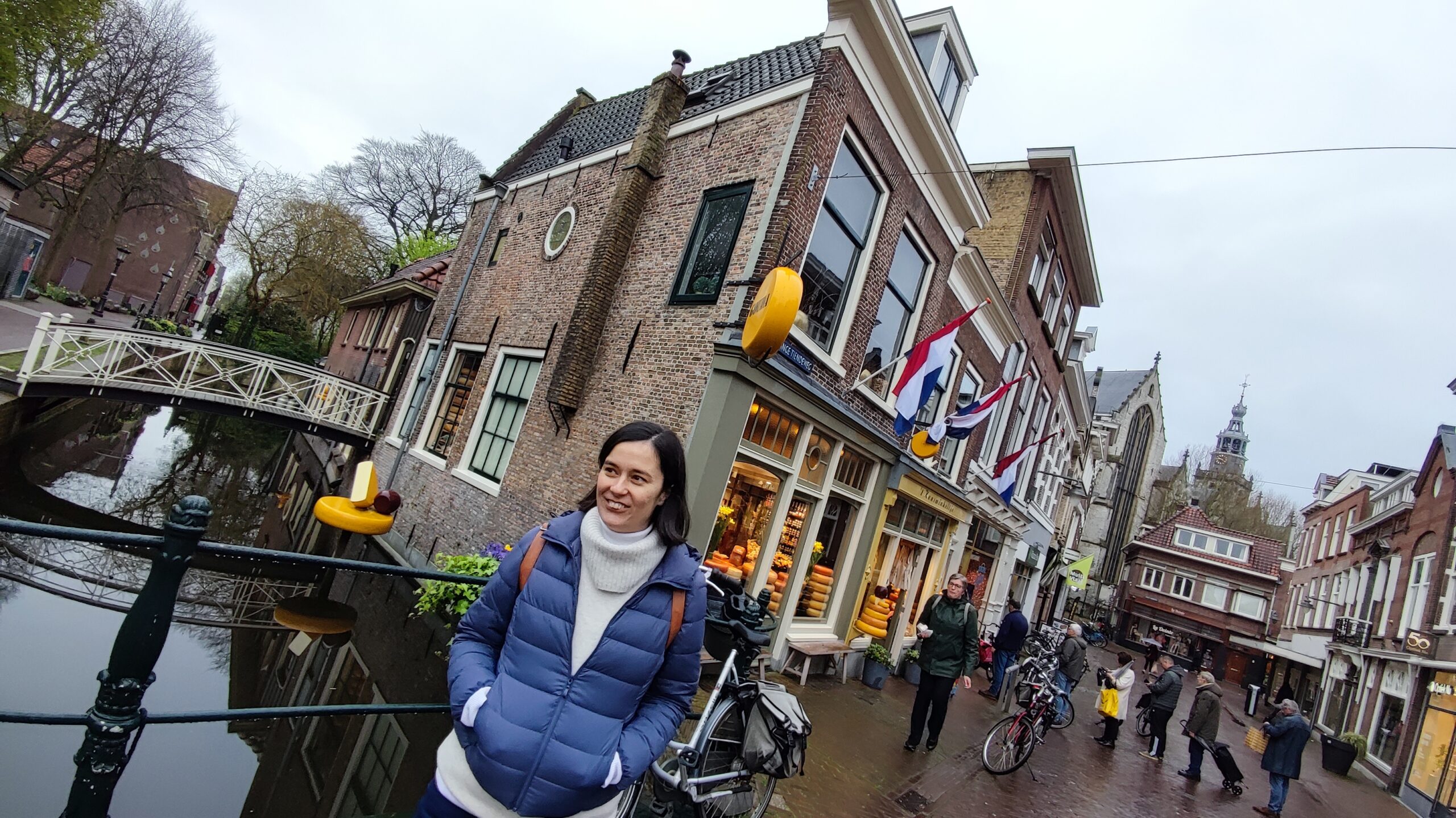 Tienda de queso junto al canal en Gouda con Sint-Jan al fondo