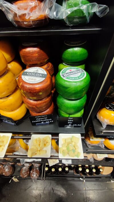 Tienda de queso Gouda — quesos con cera verde Heineken