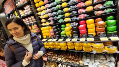 Tienda de queso Gouda — estantería de cera multicolor