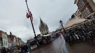 Markt de Gouda con Stadhuis al fondo