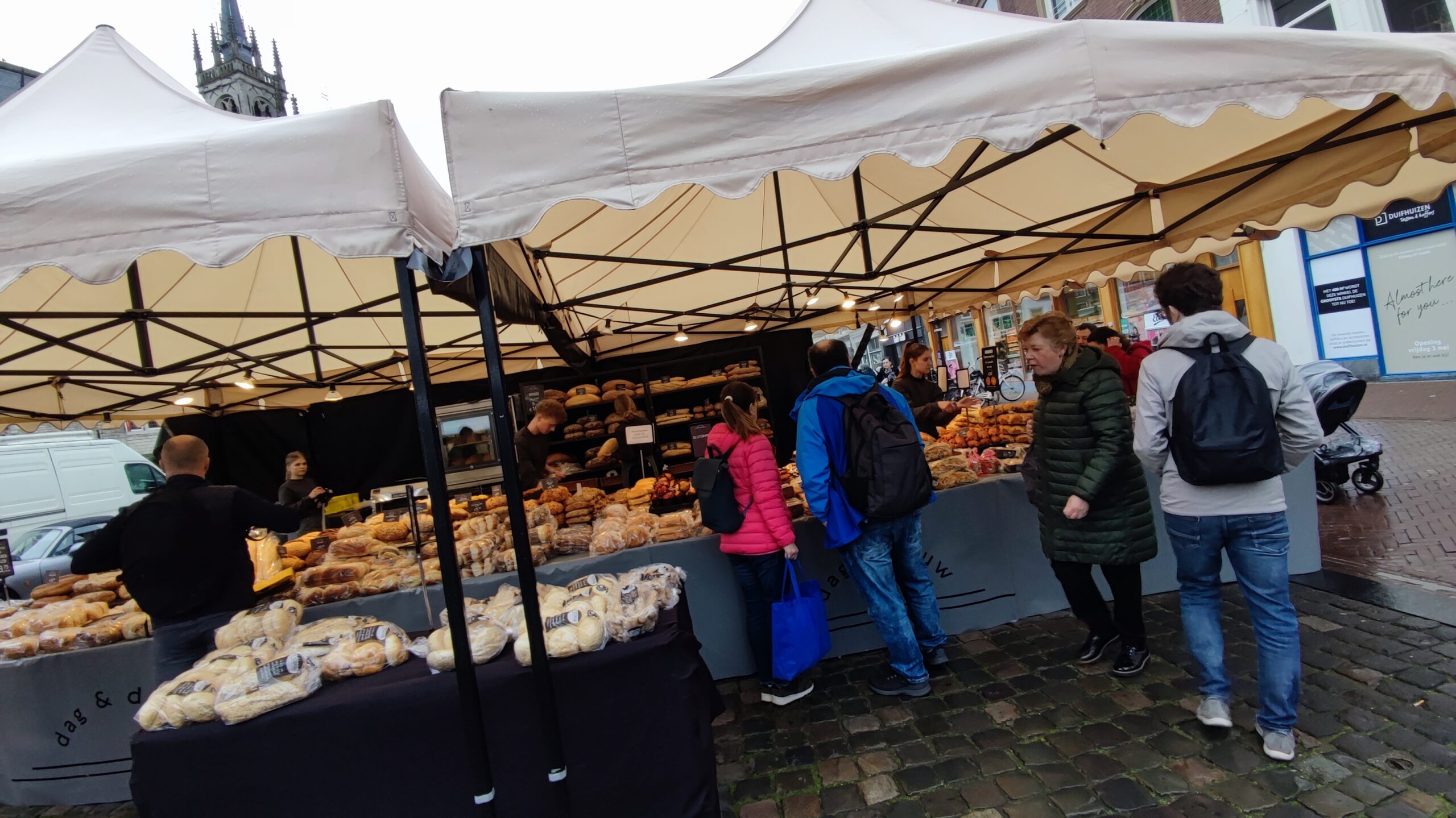Puestos de pan en el Markt de Gouda (Sint-Jan al fondo)